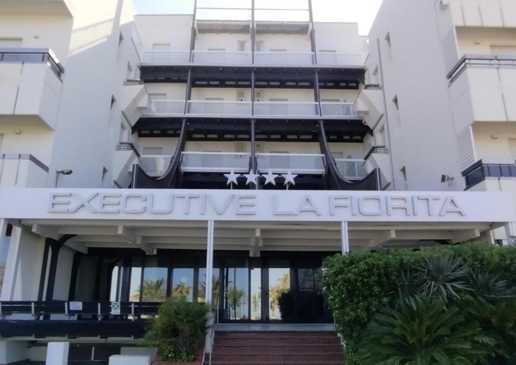 Hotel Executive La Fiorita リミニ エクステリア 写真