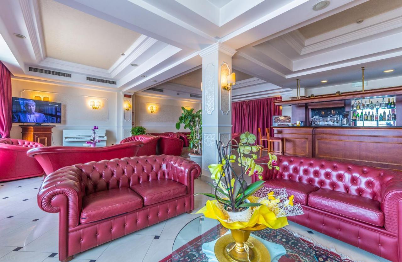 Hotel Executive La Fiorita リミニ エクステリア 写真