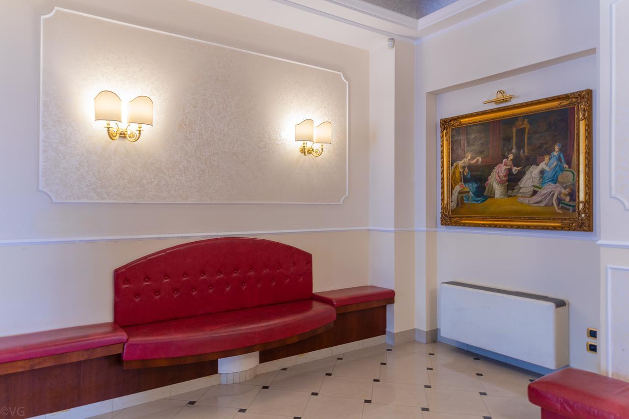 Hotel Executive La Fiorita リミニ エクステリア 写真